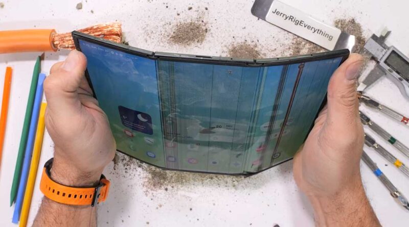 Galaxy Z TriFold em teste de durabilidade mostrando danos na tela após dobra reversa