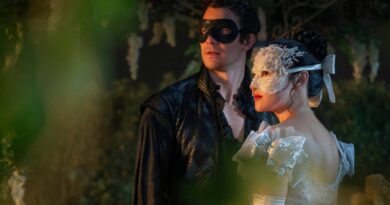 Cena de Bridgerton 4 mostrando Benedict Bridgerton e Sophie Baek