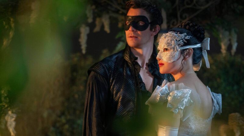 12 Melhores Séries Retornando em 2026 9 Cena de Bridgerton 4 mostrando Benedict Bridgerton e Sophie Baek