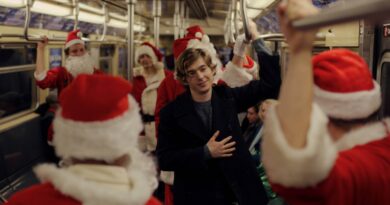 Dash (Austin Abrams) em cena de Dash & Lily