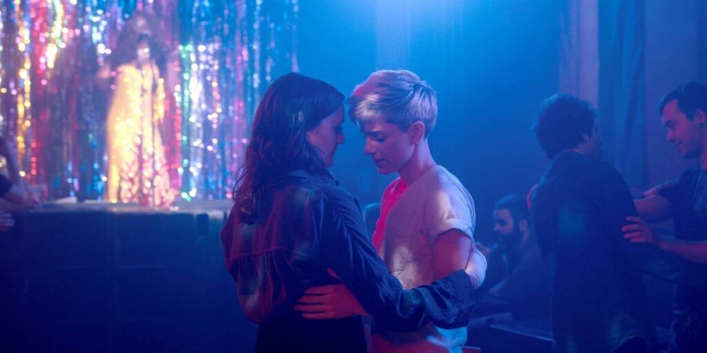 4 Séries Românticas da Netflix que Ninguém Lembra 9 Mae Martin e Charlotte Ritchie dançando em Feel Good