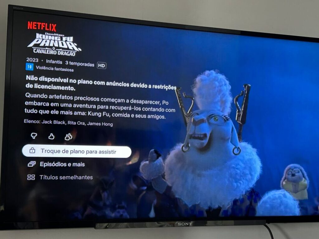 Tela da Netflix com aviso de troca de plano em exibição de conteúdo bloqueado