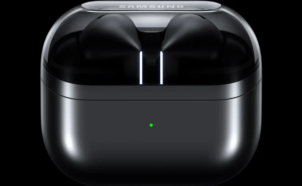 Fone Galaxy Buds 3 Pro sendo segurado com estojo branco