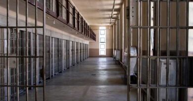 Imagem ilustrativa de hacker manipulando sistema judicial