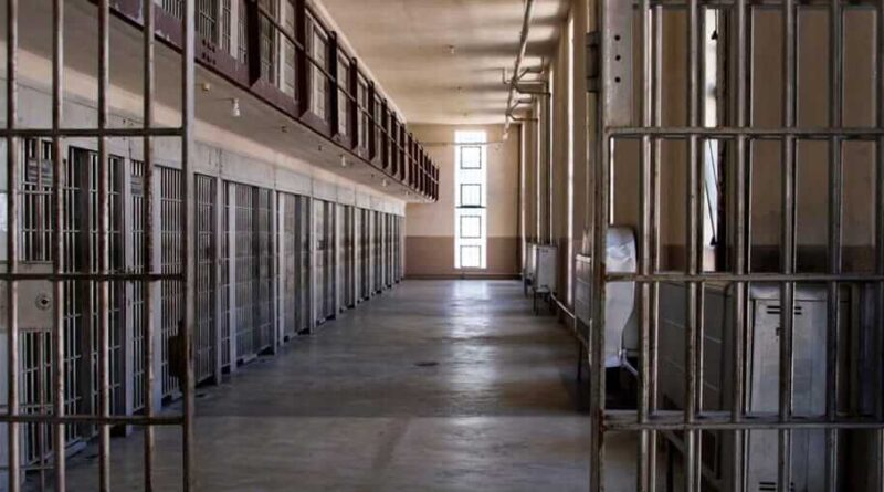 Imagem ilustrativa de hacker manipulando sistema judicial