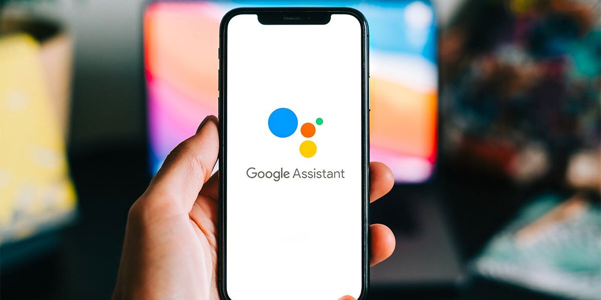 Imagem de celular exibindo o Google Assistente no Android