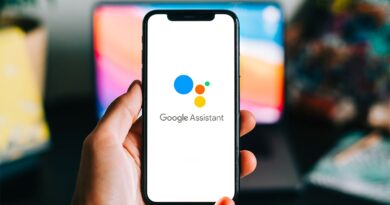 Imagem de celular exibindo o Google Assistente no Android
