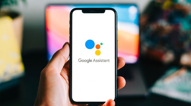 Imagem de celular exibindo o Google Assistente no Android
