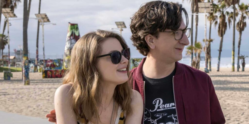 4 Séries Românticas da Netflix que Ninguém Lembra 6 4 Séries Românticas da Netflix que Ninguém Lembra: Mickey e Gus na praia em Love