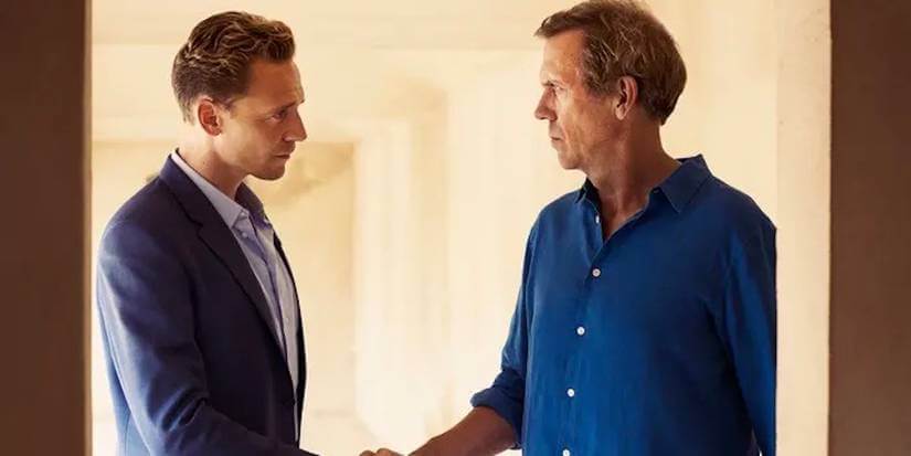 12 Melhores Séries Retornando em 2026 12 Tom Hiddleston e Hugh Laurie apertando as mãos em The Night Manager