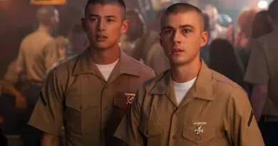 Miles Heizer como Cameron Cope em cena da série Boots da Netflix
