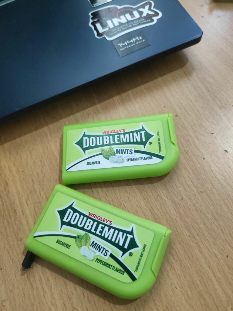 Detalhe do circuito montado na caixa de mentos.