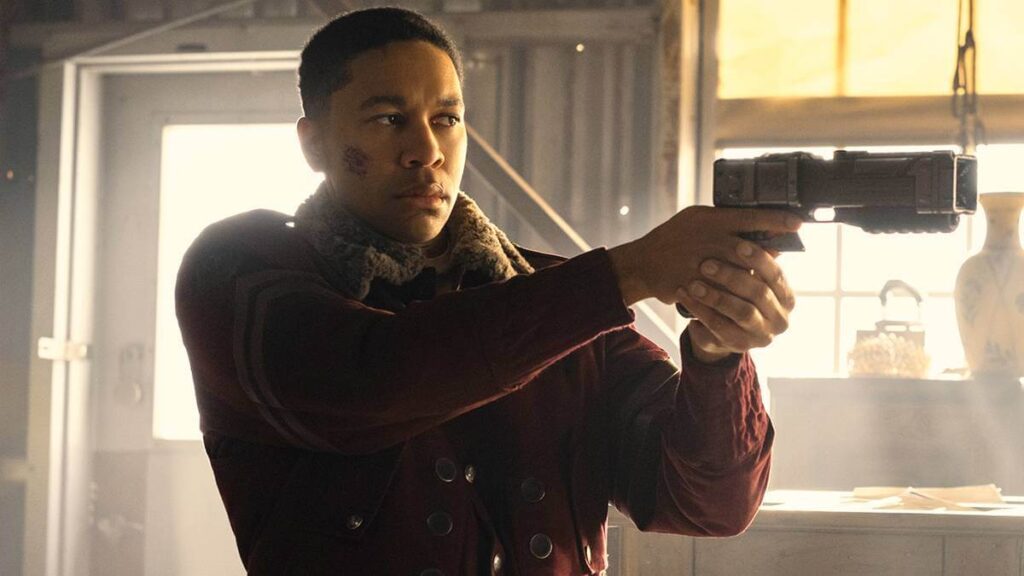 Paisagem do deserto pós-apocalíptico em Fallout, com ruínas e luzes neon de New Vegas ao fundo