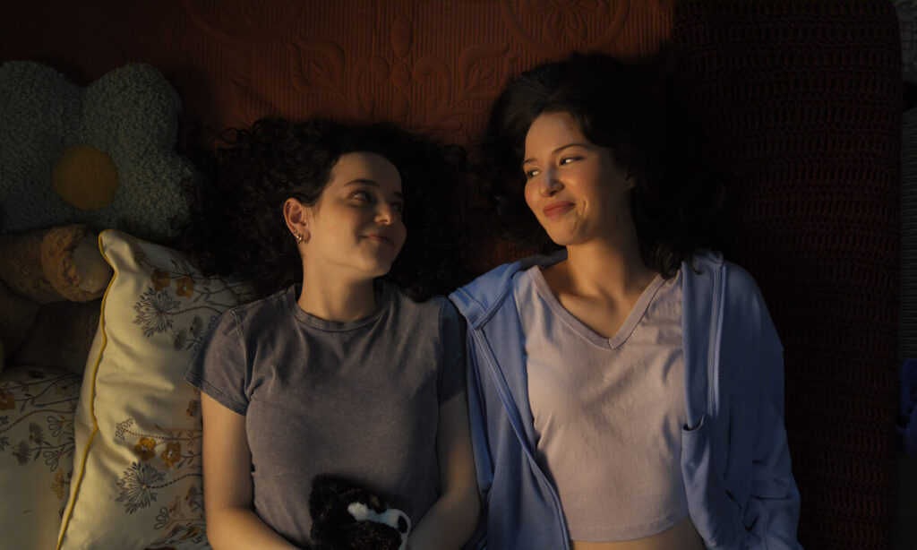 Madelyn Keys e Cale Ambrozic em cena de Patinando no Amor