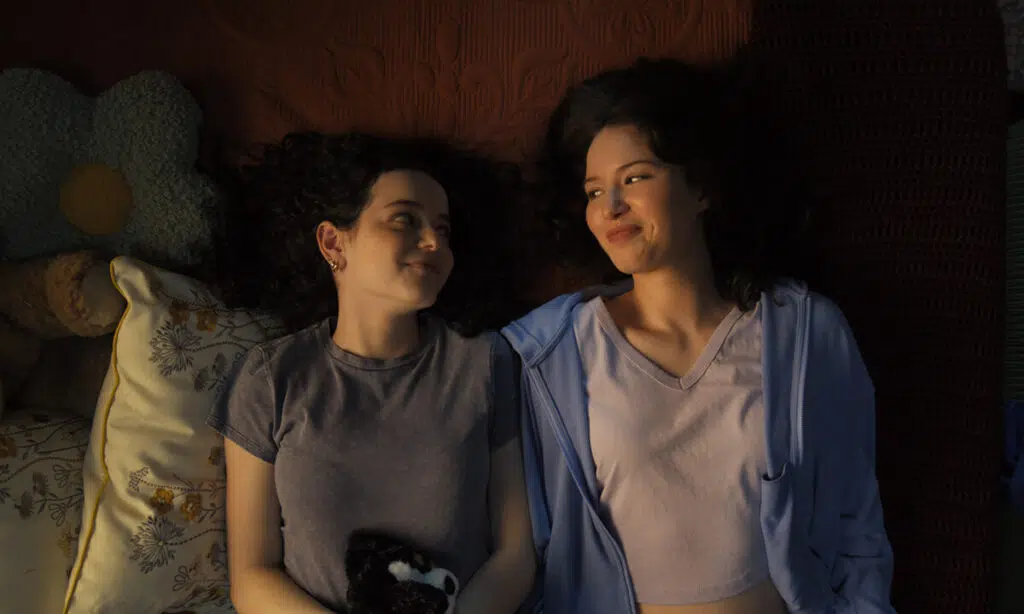 Patinando no Amor Netflix: drama juvenil sobre patinação e amor 5 Madelyn Keys e Cale Ambrozic em cena de Patinando no Amor