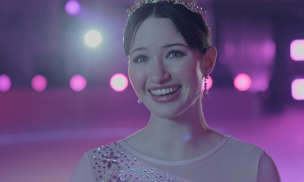 Madelyn Keys como Adriana Russo em Patinando no Amor