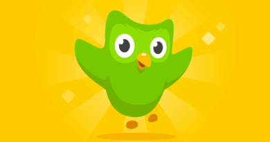 Imagem da mascote coruja do Duolingo sobre fundo amarelo