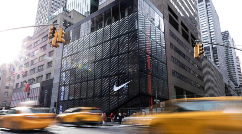 Nike investiga vazamento de 1,4 TB de dados em ataque hacker 2 Loja da Nike em Nova York com a marca visível na fachada e carros passando na rua