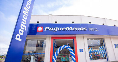 Fachada de uma farmácia Pague Menos em Fortaleza, imagem institucional da empresa.