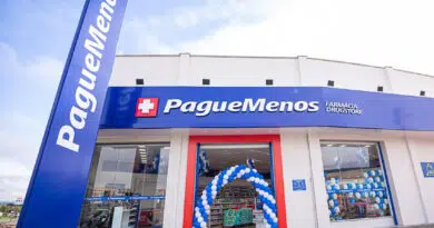 Fachada de uma farmácia Pague Menos em Fortaleza, imagem institucional da empresa.