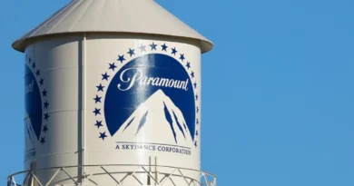 Logo da Paramount em destaque em fachada corporativa