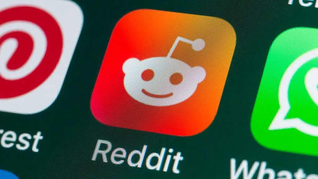 Logo do Reddit ilustrado em celular representando o crescimento no setor de adtech e inteligência artificial
