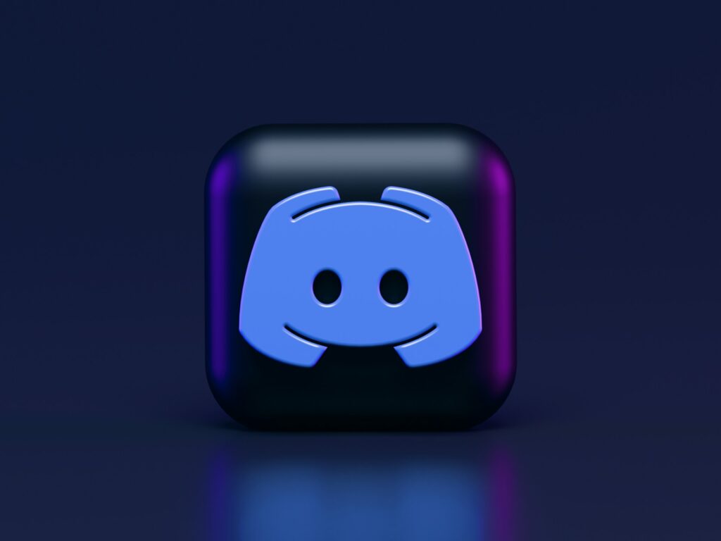 Usuário utiliza aplicativo Discord no celular para confirmar idade