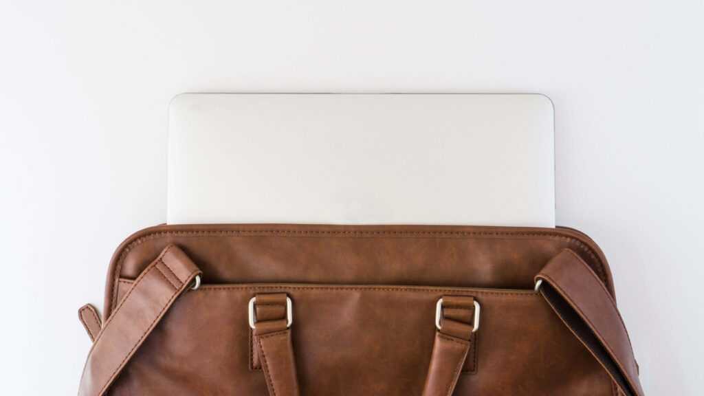 Mala e tablet representam viagem internacional e bens de uso pessoal