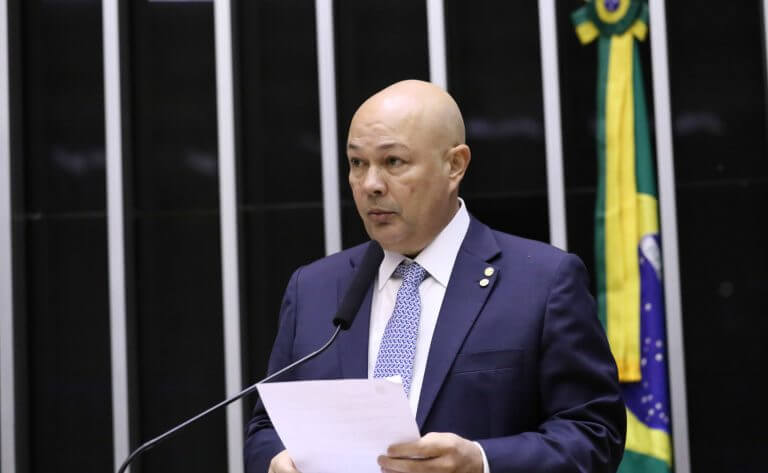 Deputado Zé Adriano é relator do projeto de isenção de notebooks na Câmara