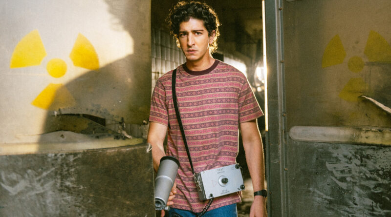 ‘Emergência Radioativa’: Série Brasileira da Netflix Chega em 2026 2 Johnny Massaro interpreta Márcio na série Emergência Radioativa da Netflix