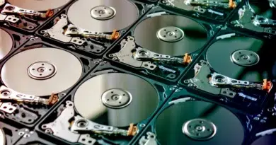 HDDs em close na mesa de trabalho - Pexels/Sergei Starostin