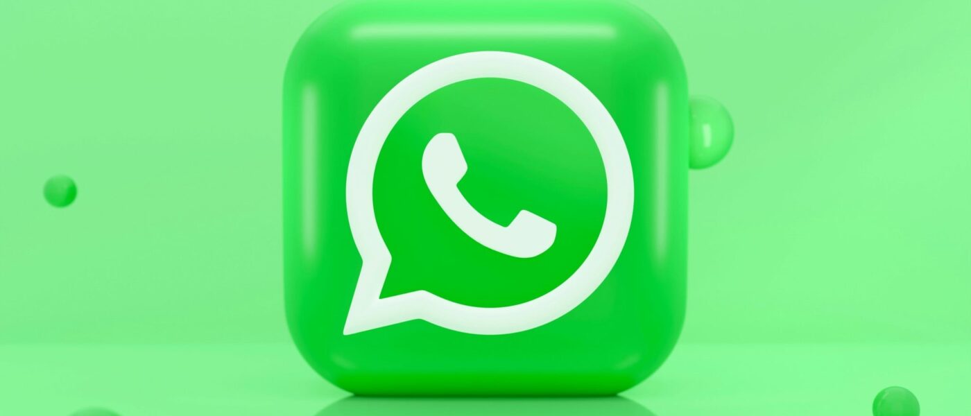 Logo do WhatsApp sobre fundo verde com faixas diagonais