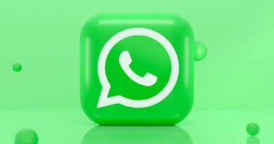 Logo do WhatsApp sobre fundo verde com faixas diagonais