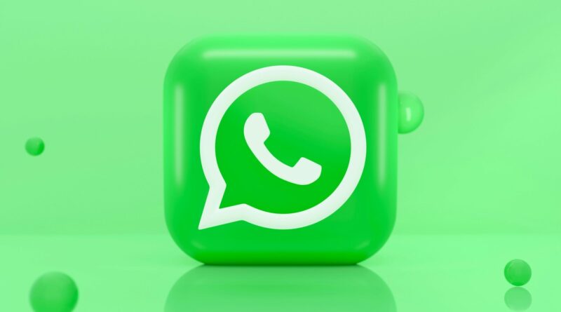 Logo do WhatsApp sobre fundo verde com faixas diagonais