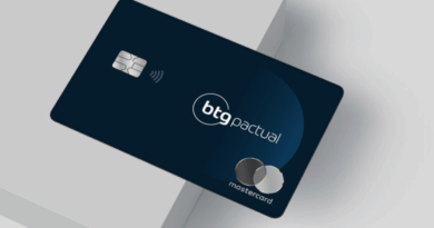 Cartão BTG Pactual Black, com logotipo e bandeira Mastercard em tons de azul e cinza