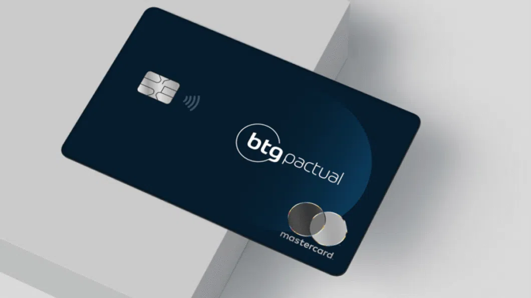 Cartão BTG Pactual Black, com logotipo e bandeira Mastercard em tons de azul e cinza