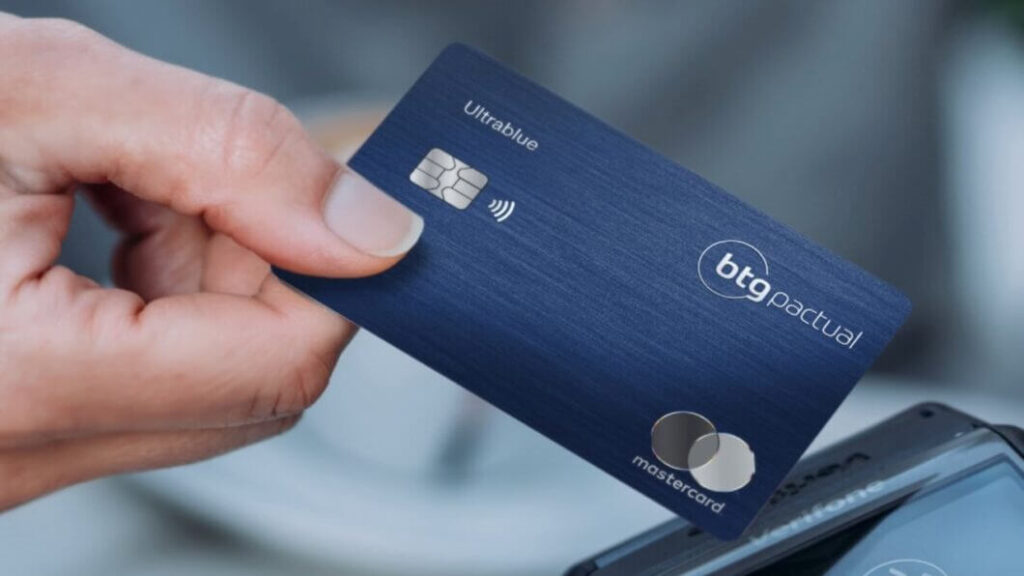 Cartão corporativo BTG Pactual sobre superfície azul