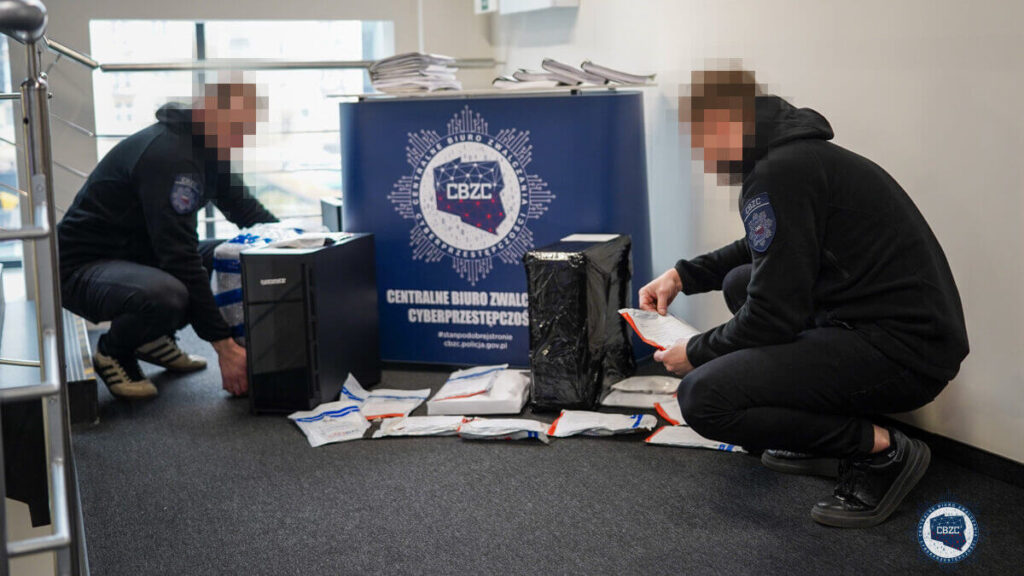 Agentes do CBZC exibem material apreendido durante a operação