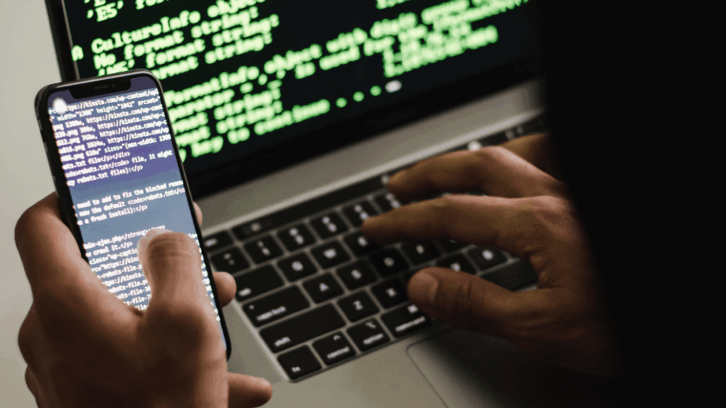 Representação visual de um hacker utilizando smartphone para realizar ciberataques