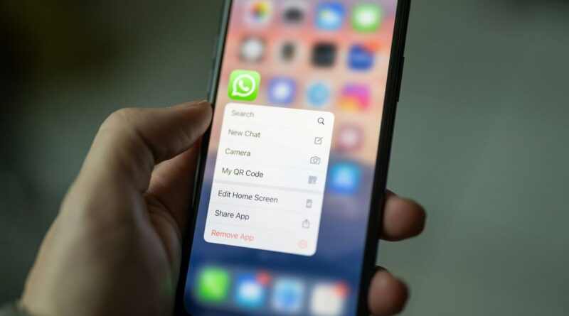 Guest Chats do WhatsApp: converse sem ter conta 1 Pessoa usando WhatsApp Web no notebook com interface do Guest Chats