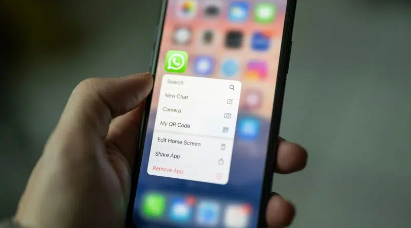 Pessoa usando WhatsApp Web no notebook com interface do Guest Chats
