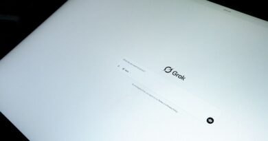 Ilustração representando riscos de deepfakes sexuais e manipulação de imagens por inteligência artificial