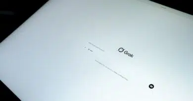 Ilustração representando riscos de deepfakes sexuais e manipulação de imagens por inteligência artificial