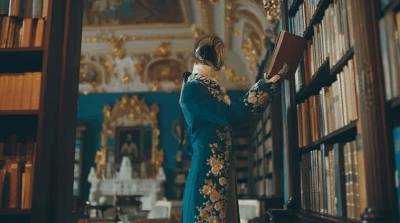 Robô vitoriano elegante segurando um livro em uma biblioteca doméstica, representando IA e memória artificial