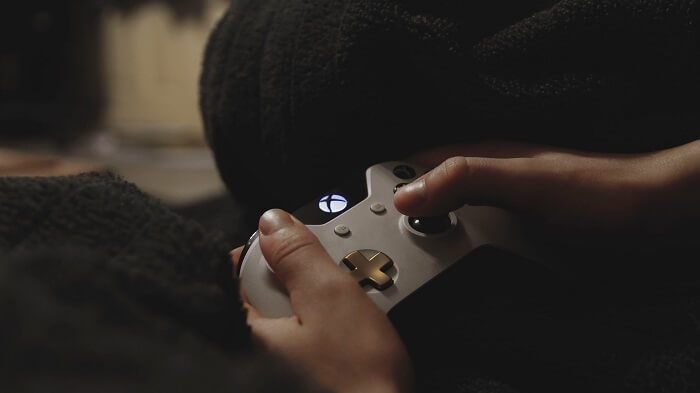 Controle do Xbox One sobre mesa de madeira