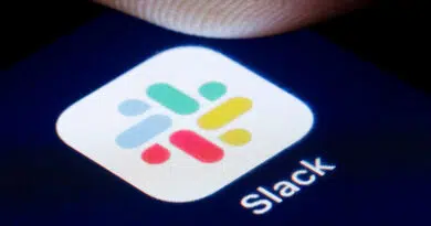 Logotipo do Slack exibido em um smartphone, representando a integração com Inteligência Artificial