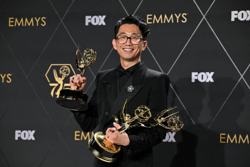 Treta temporada 2: trailer, elenco e estreia na Netflix em abril de 2026 7 Lee Sung Jin na cerimônia do Emmy