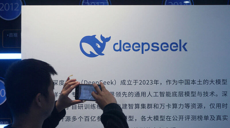 Homem fotografa um display DeepSeek em Hangzhou, simbolizando o avanço da IA na China.